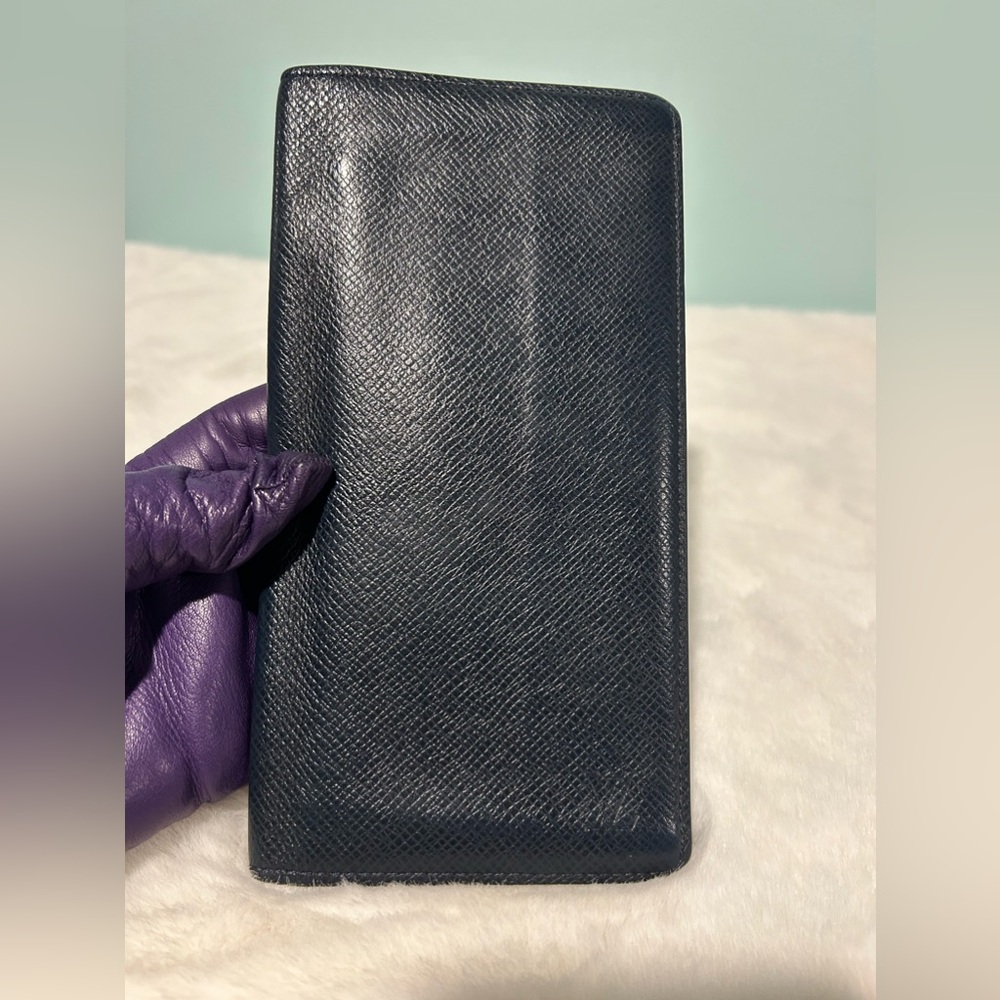 Louis Vuitton Taiga Dark Blue Men’s Wallet. Authentic & pre-owned